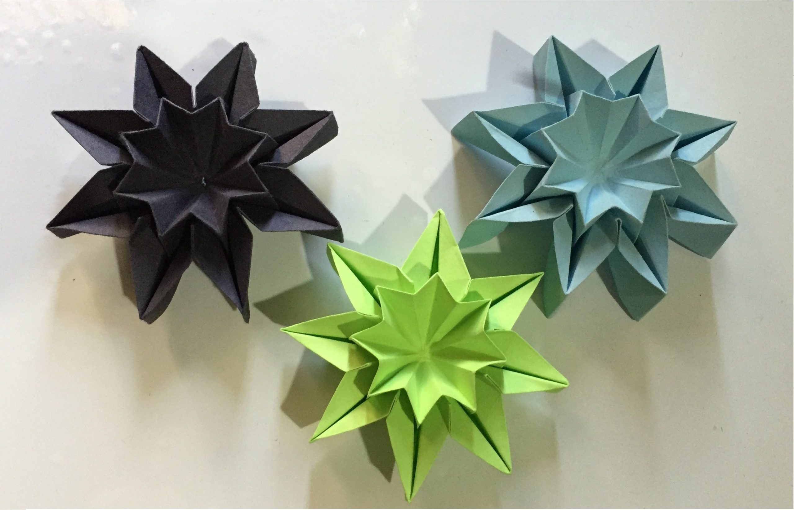 FLEURS D’ÉTOILES en origami – décoration murale – Origami Community ...